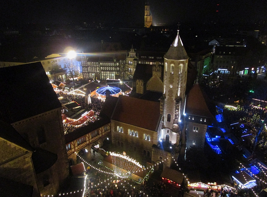 Weihnachtsmarkt Braunschweig auf dem Burgplatz mit Burg Dankwarderode