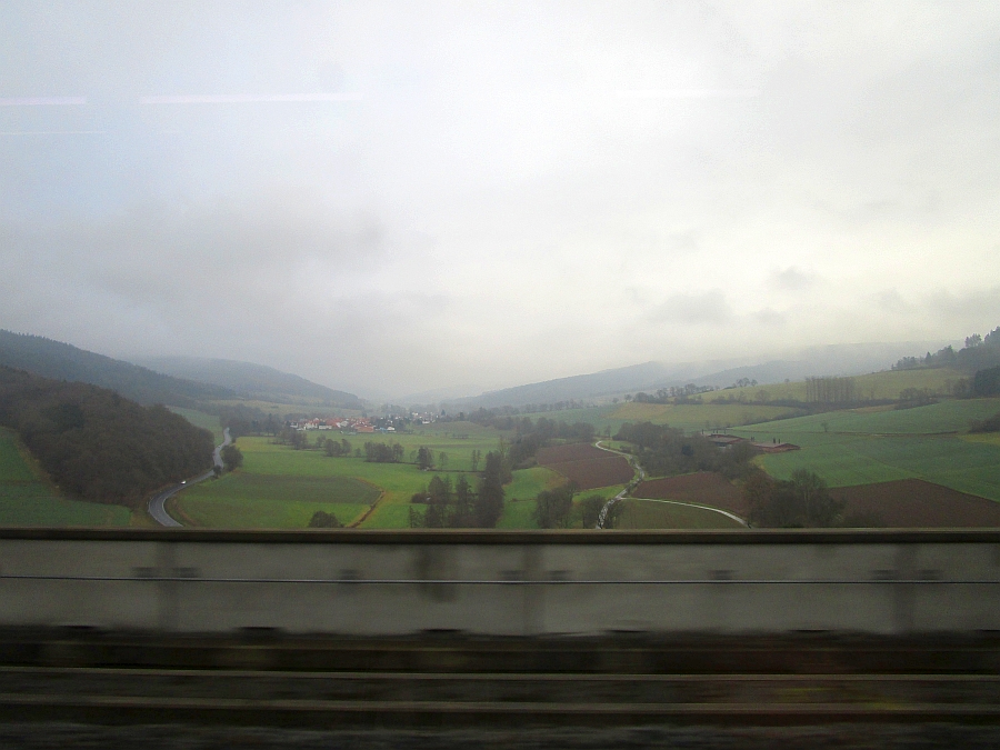 Fahrt auf der Schnellfahrtstrecke zwischen Kassel und Fulda