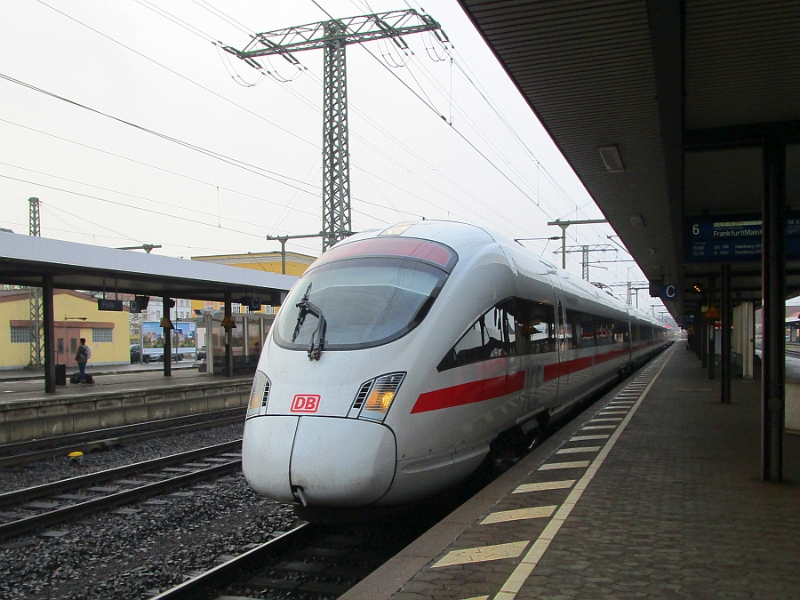 Einfahrt eines ICE-T in den Bahnhof Fulda