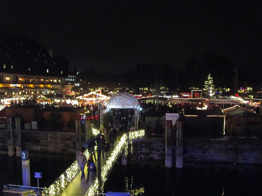 Blick vom Schiff über den Weihnachtsmarkt von Konstanz
