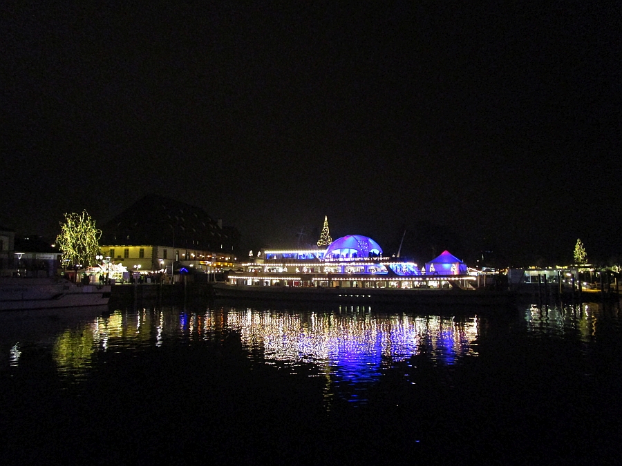 Weihnachtsschiff im Hafen Konstanz