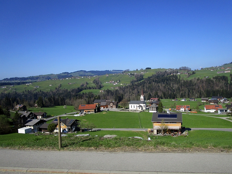 Blick aus dem Busfenster auf die Landschaft des Bregenzerwalds