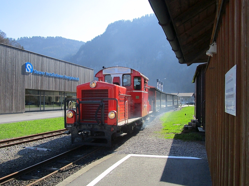 Einfahrt des Wälderbähnles in den Bahnhof Schwarzenberg