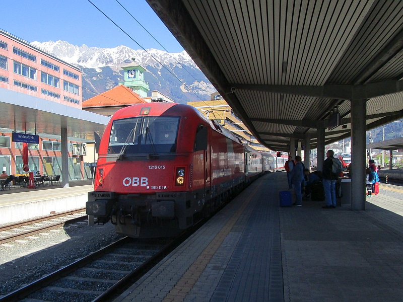 Einfahrt des Eurocity 85 in den Bahnhof Innsbruck