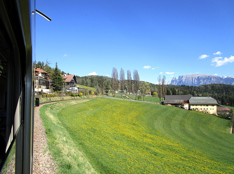 Blick von der Rittner Bahn auf die Dolomiten