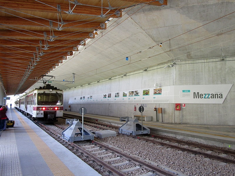Triebwagen Nr. 15 nach der Ankunft im Endbahnhof Mezzana