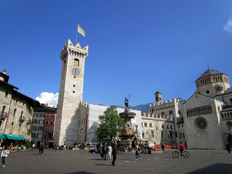 Domplatz mit Palazzo Pretorio, Neptunbrunnen und Kathedrale San Vigilio Trient