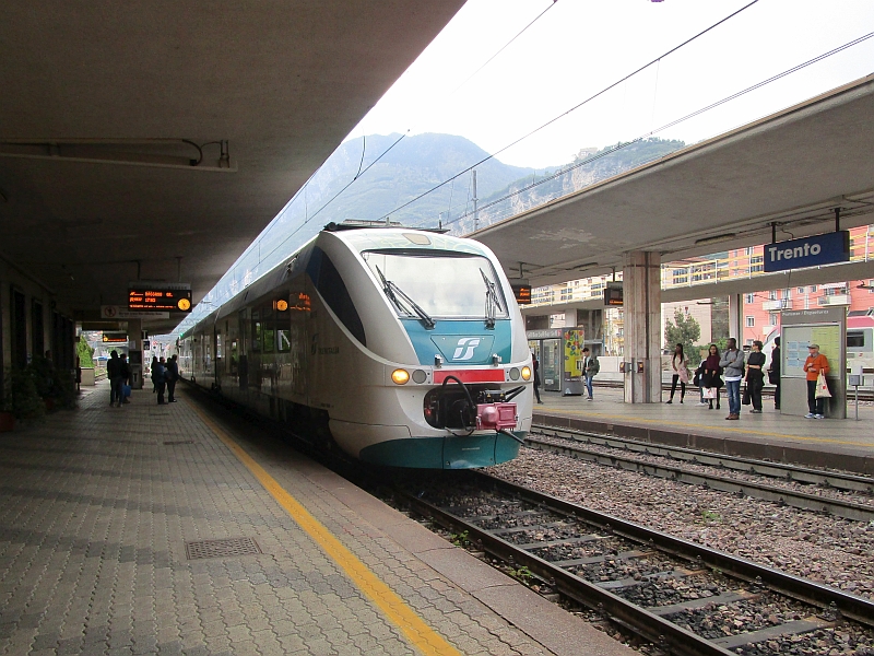 Minuetto-Triebzug im Bahnhof Trient