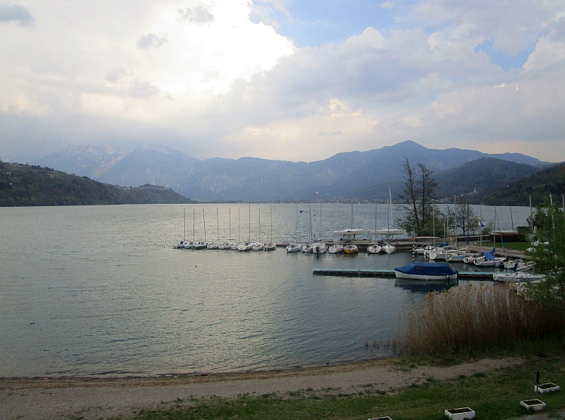 Blick vom Zugfenster auf den Lago di Caldonazzo