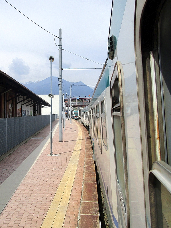 Einfahrt in den Bahnhof Ivrea, im Gleis steht der Anschlusszug nach Aosta