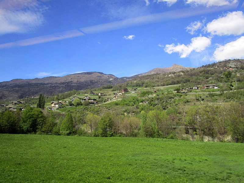 Blick aus dem Zugfenster auf die Landschaft des Aostatals