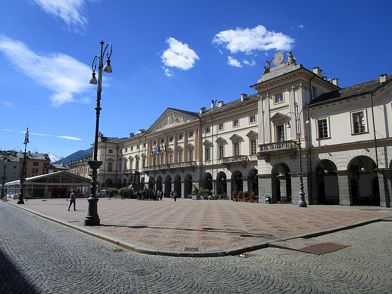 Rathaus von Aosta auf der Piazza Emile Chanoux