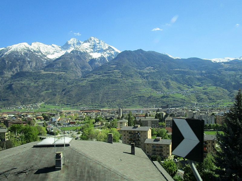 Blick aus dem Busfenster bei der Fahrt von Aosta zum Großen St-Bernhard-Tunnel