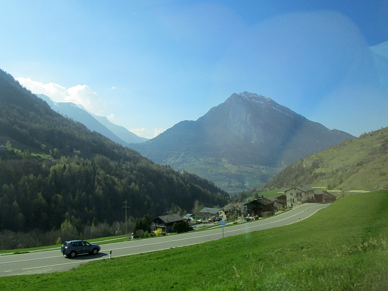 Fahrt auf der schweizerischen Seite durch das Wallis