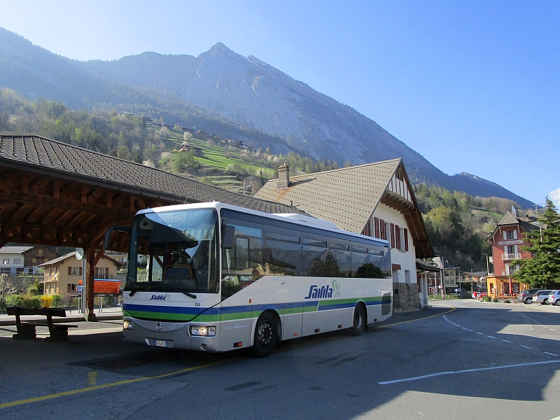 Bus nach der Ankunft am Bahnhof von Orsières