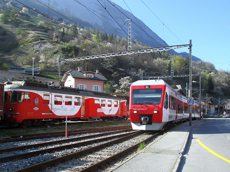 Einfahrt eines NINA-Triebwagens der TMR in den Bahnhof von Orsières