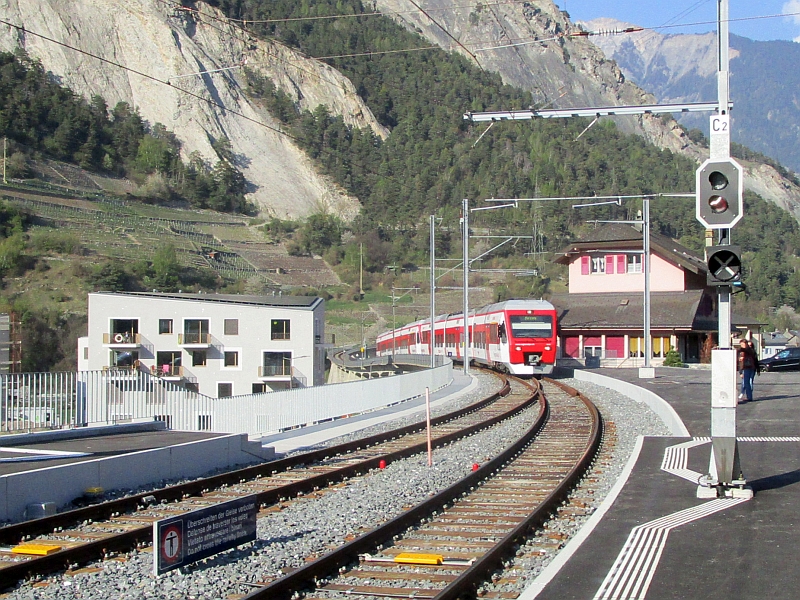 Einfahrt eines Zugs aus Le Châble in den Bahnhof von Sembrancher