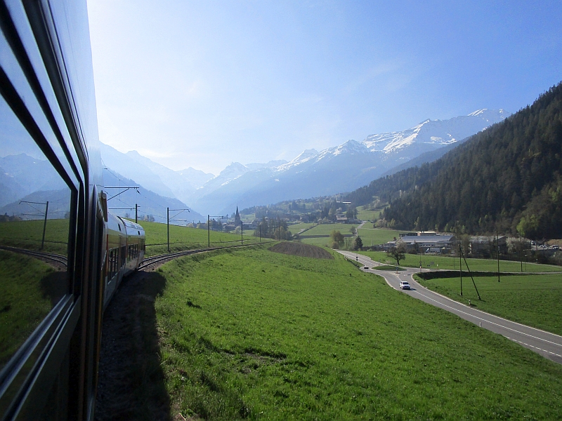 Blick aus dem Zugfenster des Sankt Bernhard Express