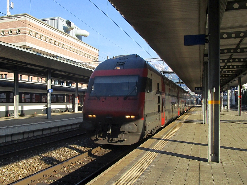 Einfahrt eines doppelstöckigen Intercitys in den Bahnhof von Spiez
