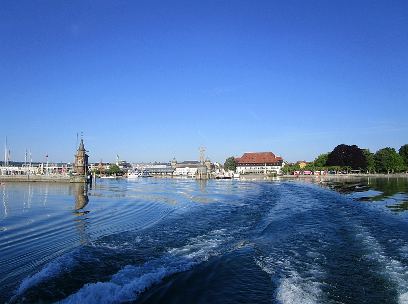 Hafenausfahrt von Konstanz, in der Bildmitte die Imperia-Statue, rechts davon das Konzil-Gebäude