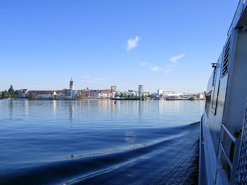 Einfahrt nach Friedrichshafen, rechts neben dem Aussichtsturm das Gebäude des ehemaligen Hafenbahnhofs