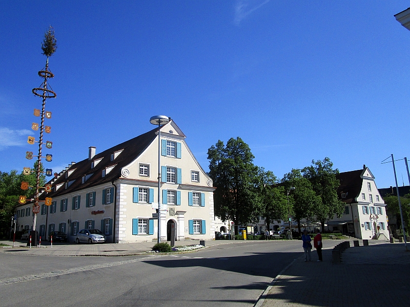 Maibaum auf dem Schlossplatz von Aulendorf
