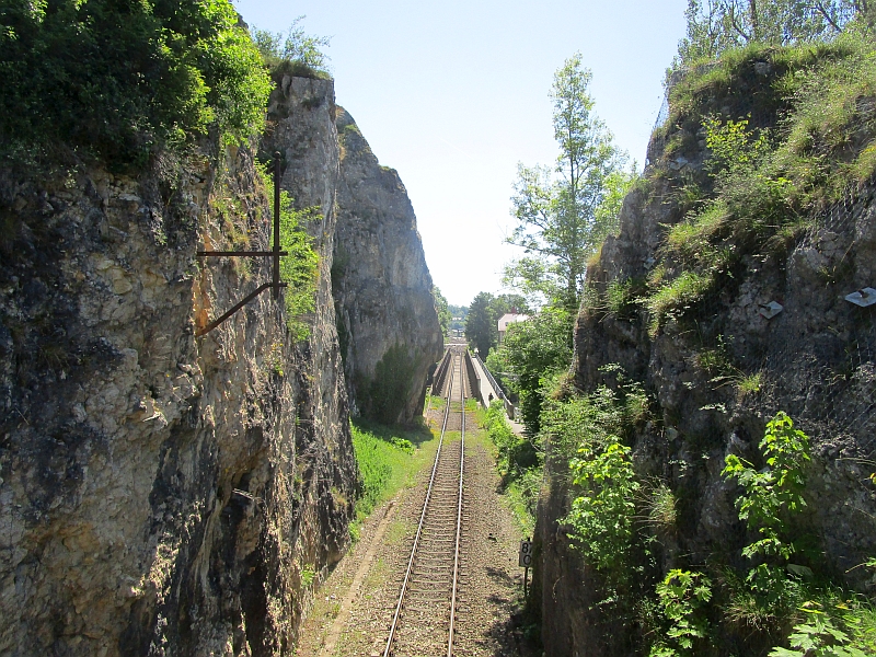 Gleise der Donautalbahn durch einen Felseinschnitt nahe dem Schloss Sigmaringen