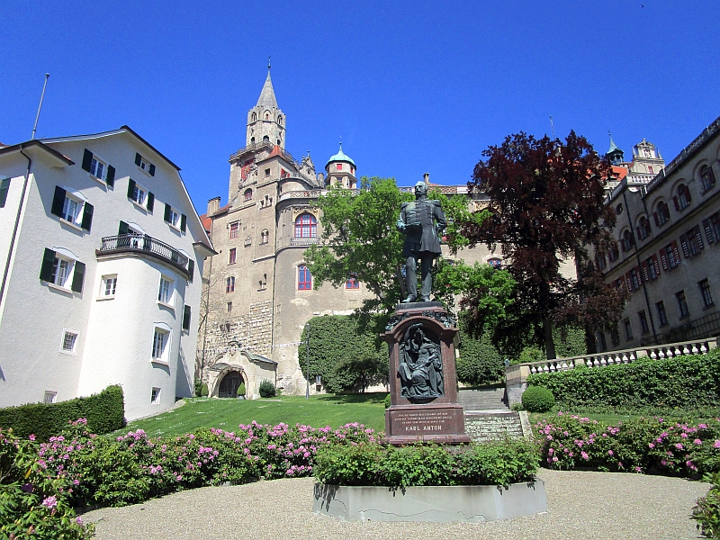 Denkmal von Karl Anton Joachim Zephyrinus Friedrich Meinrad von Hohenzollern vor der Kulisse des Schlosses Sigmaringen