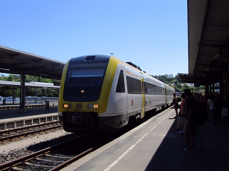 Einfahrt eines Neigetechniktriebzugs der Baureihe 612 in den Bahnhof Sigmaringen