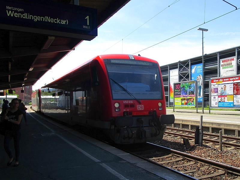 Einfahrt Regio-Shuttle-Triebwagen in den Hauptbahnhof Reutlingen