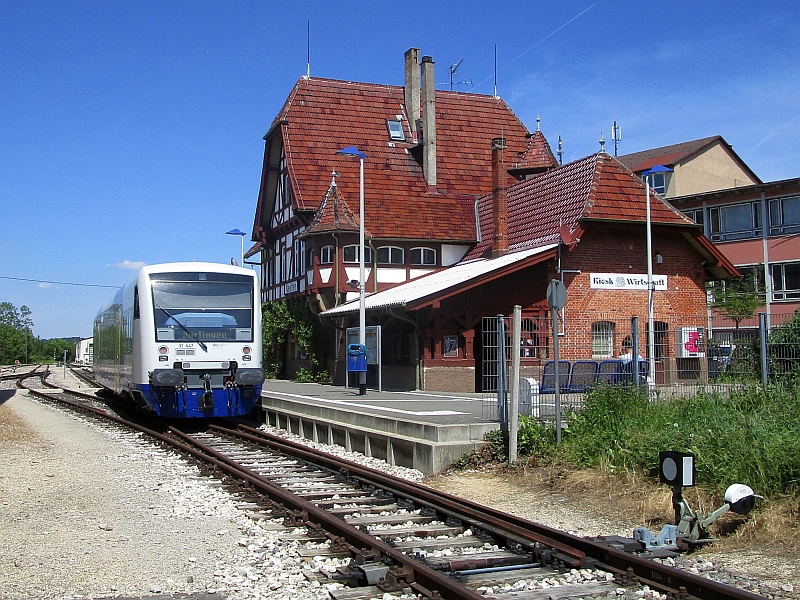 Tälesbahn nach der Ankunft im Bahnhof Neuffen