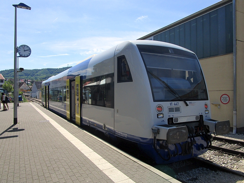 Regio-Shuttle der Tälesbahn im Bahnhof Neuffen