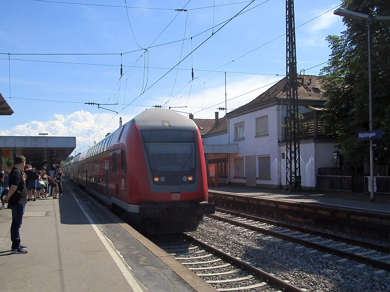 Einfahrt eines Regional-Express in den Bahnhof Nürtingen