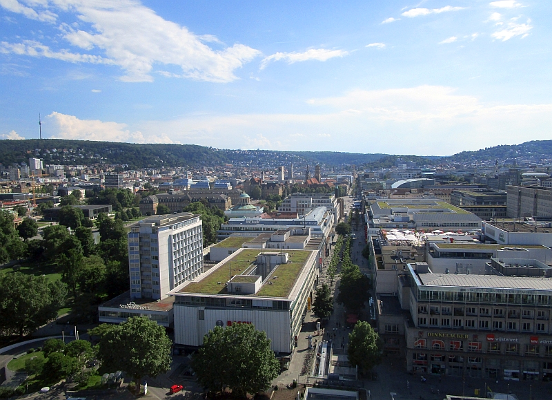 Blick von der Aussichtsplattform des Bahnhofsturms auf Stuttgart