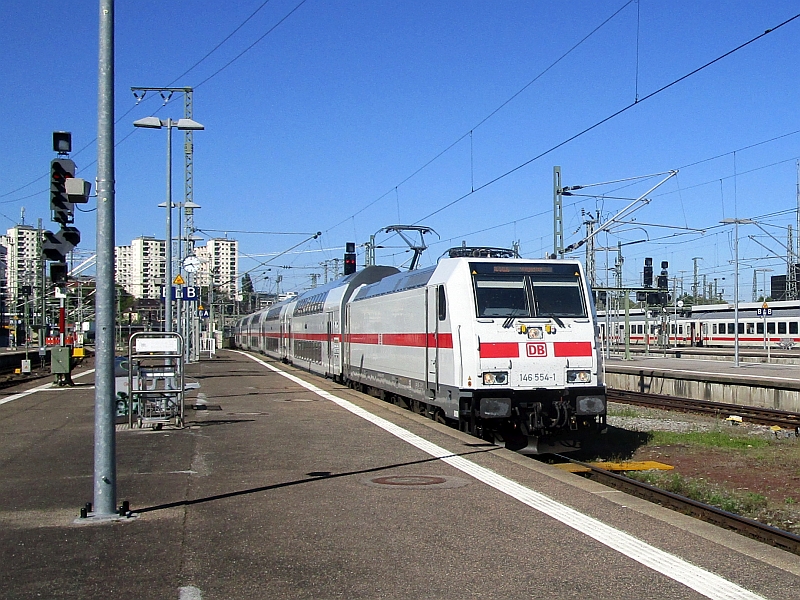 Einfahrt des Intercity 2-Doppelstockzugs in den Hauptbahnhof Stuttgart