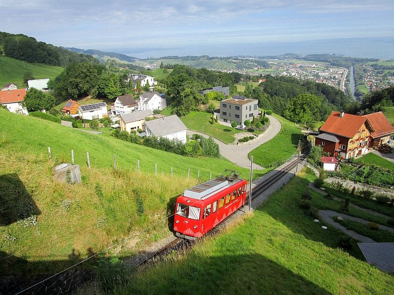 Zahnradbahn unterhalb des Kurhauses vor der Einfahrt in die Bergstation Walzenhausen