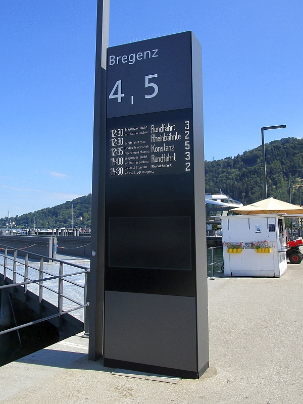 Abfahrtsanzeiger am Hafen Bregenz mit dem Schiff zum Rheinbähnle