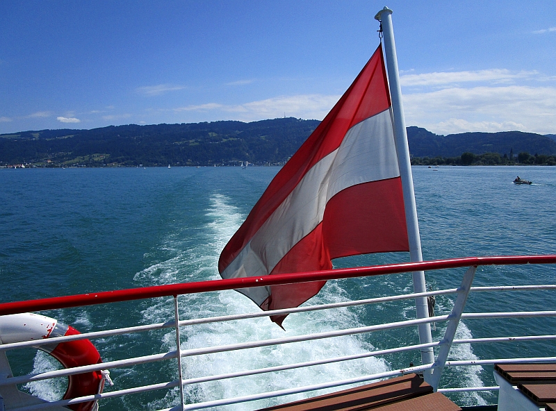 Blick vom Schiff auf Bregenz und den Pfänder