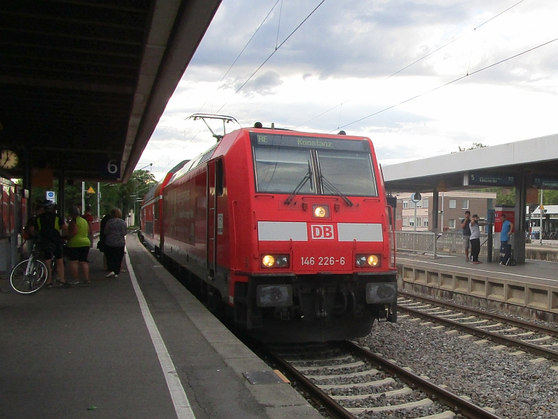 Einfahrt eines Regional-Expresses der Schwarzwaldbahn in den Bahnhof Radolfzell