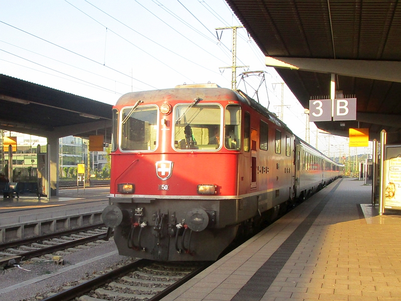 Einfahrt eines Intercitys aus Zürich in den Bahnhof Singen