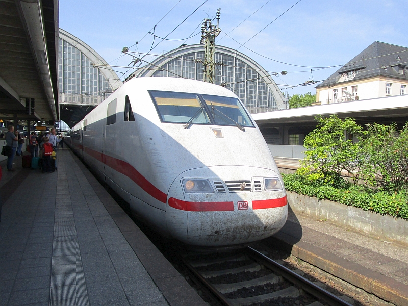 Einfahrt eines ICE 1 in den Hauptbahnhof Karlsruhe