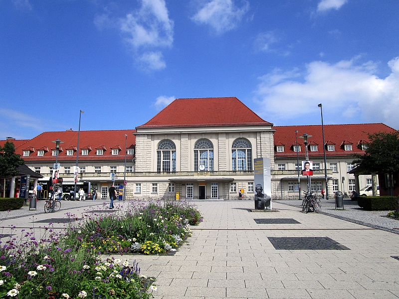 Neoklassizistisches Empfangsgebäude des Bahnhofs Weimar