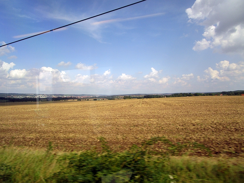 Blick aus dem Zugfenster auf die Landschaft des Thüringer Beckens