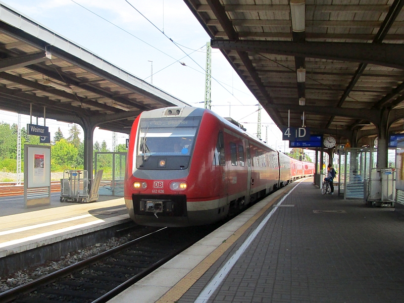 Einfahrt eines Dieseltriebwagens der Baureihe 612 in den Bahnhof Weimar