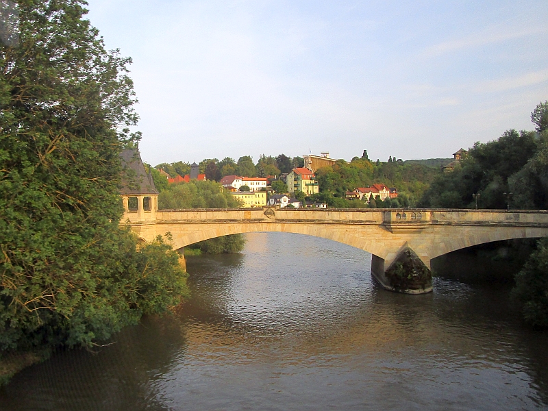 Fahrt über die Saale mit Blick auf das Gradierwerk Bad Kösen