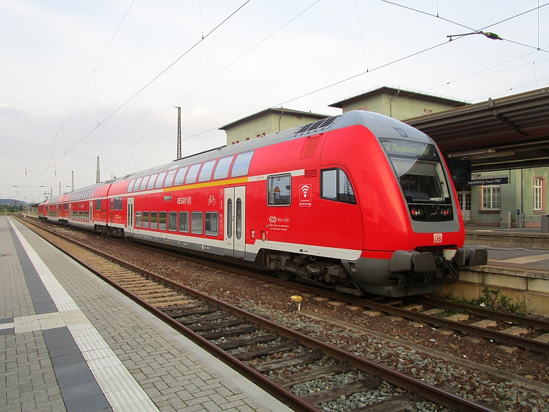 Doppelstockzug der Linie RE 30 von Naumburg nach Magdeburg