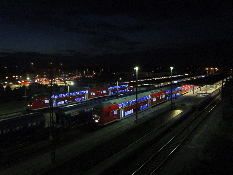 Nächtlicher Blick über die Gleise am Bahnhof Magdeburg