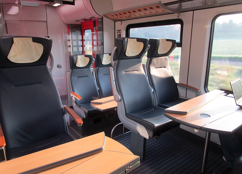 Erste Klasse in einem Elektrotriebzug der Baureihe 425 der S-Bahn Mittelelbe
