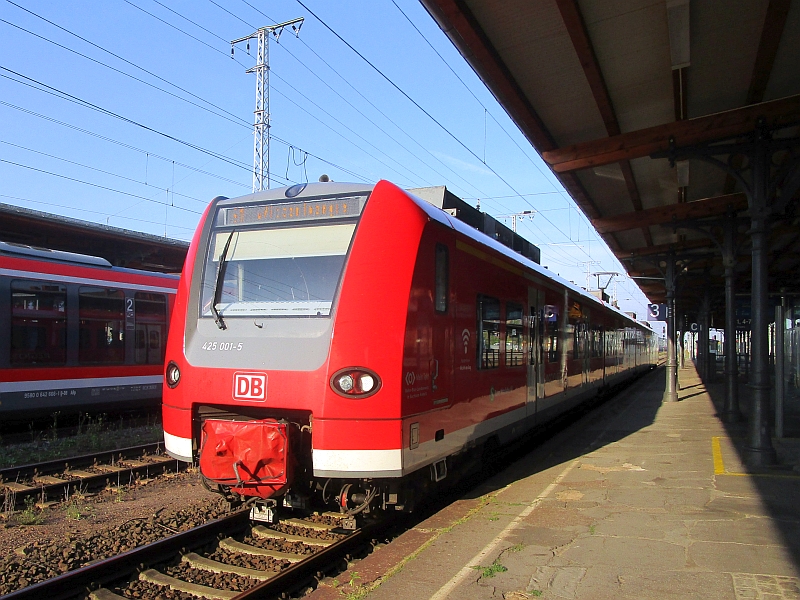 Elektrotriebzug der Baureihe 425 nach der Ankunft in Stendal