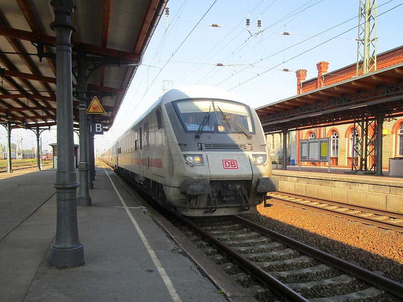 Einfahrt eines Intercitys in den Bahnhof Stendal